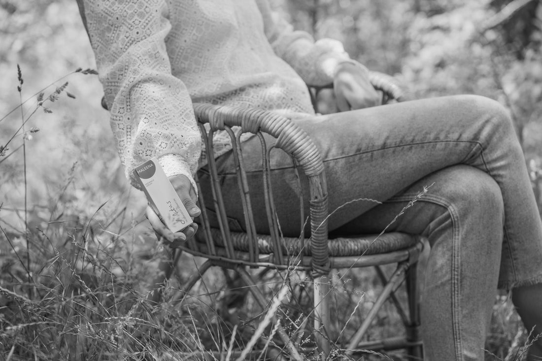 Opušten trenutak u prirodi uz Maleena skincare proizvod u ruci.