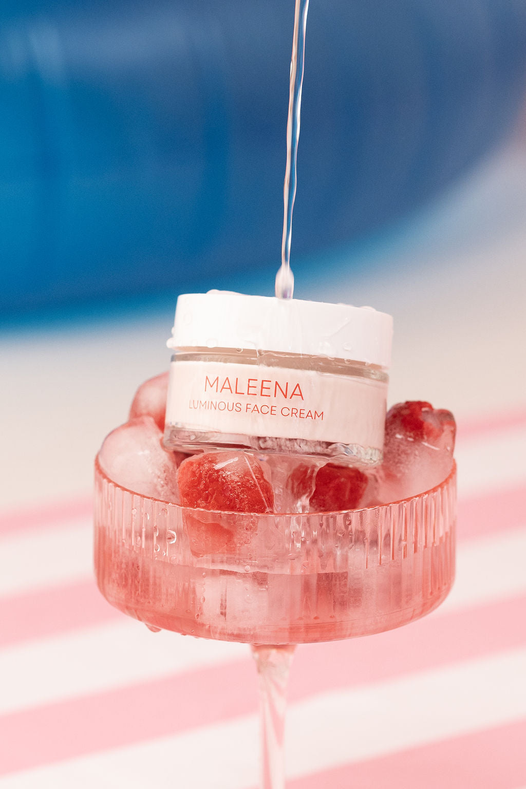 Maleena Luminous face cream u čaši s malinama