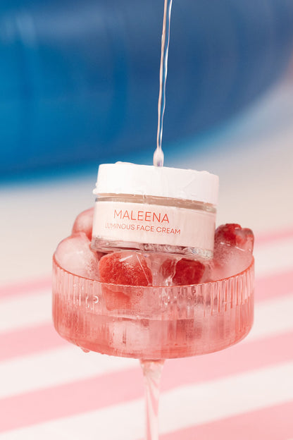 Maleena Luminous face cream u čaši s malinama