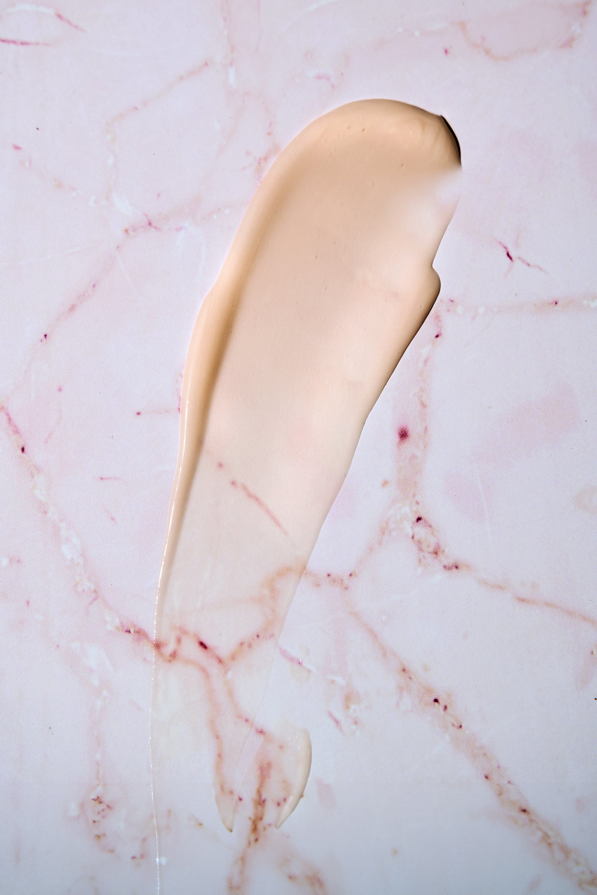 Maleena Radiance Serum s dekspantenolom za obnovu kože i jačanje kožne barijere, prikazan na nježnoj ružičastoj podlozi.