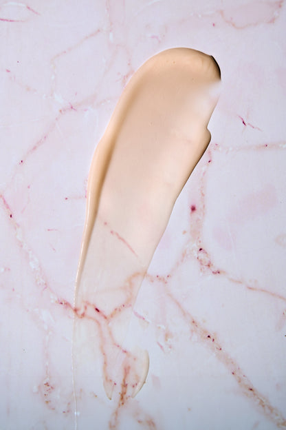 Maleena Radiance Serum s dekspantenolom za obnovu kože i jačanje kožne barijere, prikazan na nježnoj ružičastoj podlozi.