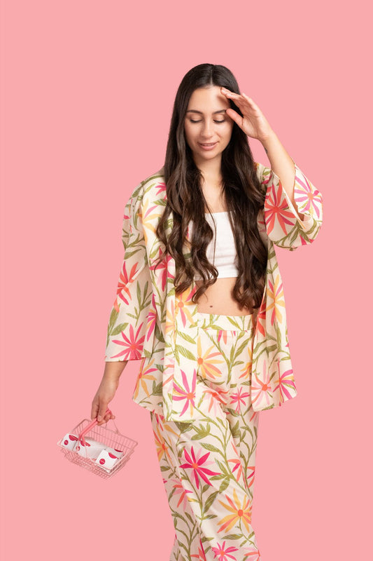 Model u cvjetnom kompletu drži košaricu s Maleena proizvodima – prikaz slow living filozofije i clean beauty rituala obogaćenog fermentiranom malinom.